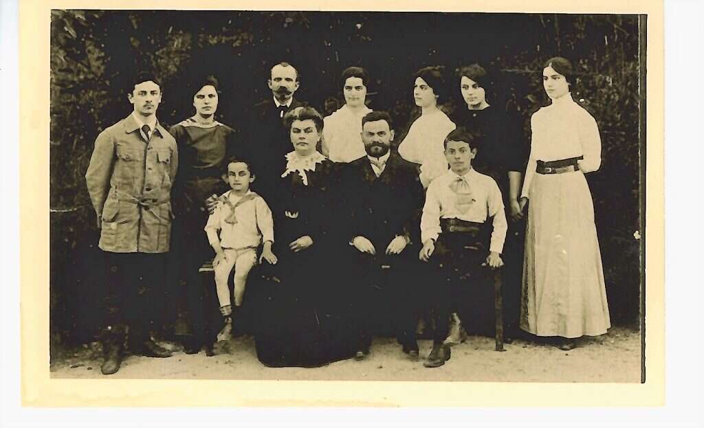 ברדיצ'בסקי (עומד שלישי משמאל) עם משפחת אשתו. | באדיבות מכון גנזים אגודת הסופרים