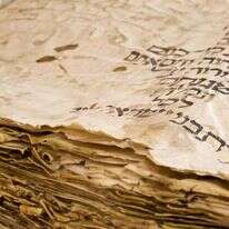 פיוטים הם סוגה ספרותית בפני עצמה. כתב יד של סידור מהמאה העשירית. | גטי אימג'ס