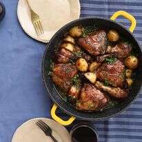 עוף ותפוחי אדמה ביין אדום. | אפרת ליכטנשטט עוף ותפוחי אדמה ביין אדום. | אפרת ליכטנשטט