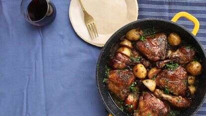 עוף ותפוחי אדמה ביין אדום. | אפרת ליכטנשטט