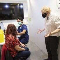 ראש ממשלת בריטניה בוריס ג'ונסון מעודד מתחסנת לקורונה. | AP