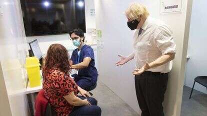 ראש ממשלת בריטניה בוריס ג'ונסון מעודד מתחסנת לקורונה. | AP