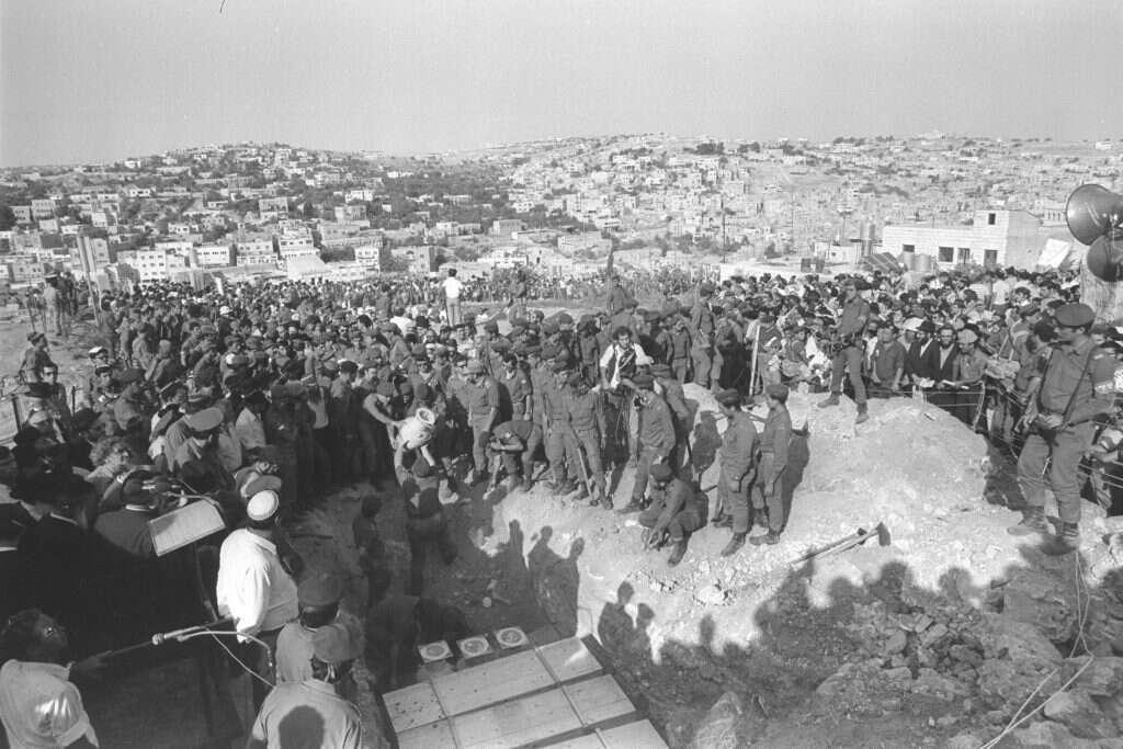 אם כל הבקשות ייענו, בית הקברות יתמלא מהר. טקס קבורת ספרי התורה ותשמישי הקדושה בבית העלמין העתיק בחברון. | סער יעקב, לע"מ