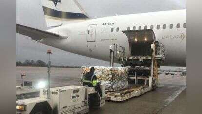 משלוח תרופות הקורונה של פייזר בצאתו לישראל