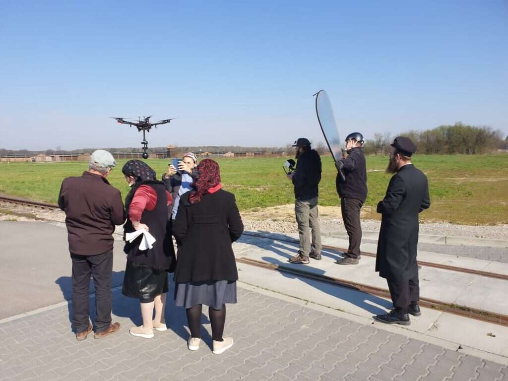 כל מי שראה את הסרט אמר שהוא מרגיש שמדברים אליו בגובה העיניים. הרב גולדווסר בצילומים (עם הרחפן). | מתוך הסרט "ניצחה הרוח", באדיבות צוות ההפקה כל מי שראה את הסרט אמר שהוא מרגיש שמדברים אליו בגובה העיניים. הרב גולדווסר בצילומים (עם הרחפן). | מתוך הסרט "ניצחה הרוח", באדיבות צוות ההפקה