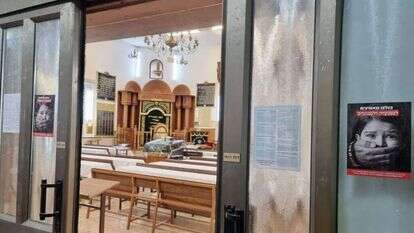 פלאיירים נגד שתיקה בענייני הטרדות מיניות שחולקו בריכזוי מגורים חרדיים