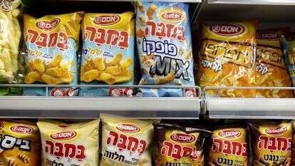 מדף חטיפים בסופרמרקט ישראלי. | אוליבייה פיטוסי/פלאש90