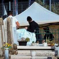 משטרה וצוותים רפואיים באתר ההתאבדות של חיים ולדר. | פלאש90