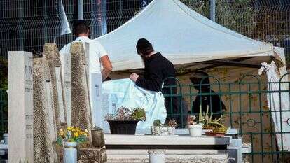 משטרה וצוותים רפואיים באתר ההתאבדות של חיים ולדר. | פלאש90