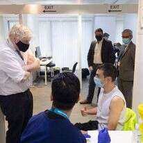 בוריס ג'ונסון עם מתחסנים צעירים, החודש. | AFP