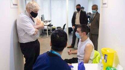 בוריס ג'ונסון עם מתחסנים צעירים, החודש. | AFP