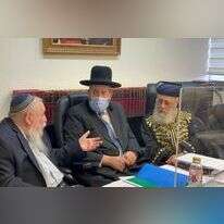 הרב דרוקמן יחד עם הרבנים הראשיים. | דובורת הרבנות הראשית