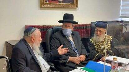 הרב דרוקמן יחד עם הרבנים הראשיים. | דובורת הרבנות הראשית