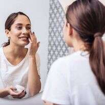 מריחת קרם | שאטרסטוק