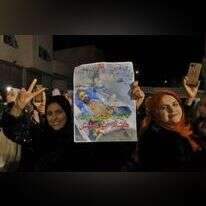 חוגגים את ההכרזה על שחרורו של שובת הרעב אבו הוואש בכפר דורה. | AFP