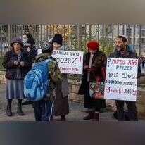 מתנגדי חיסונים מפגינים מחוץ לבית ספר בירושלים. | אוליבייה פיטוסי/פלאש90