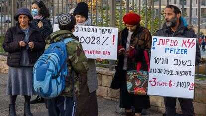 מתנגדי חיסונים מפגינים מחוץ לבית ספר בירושלים. | אוליבייה פיטוסי/פלאש90