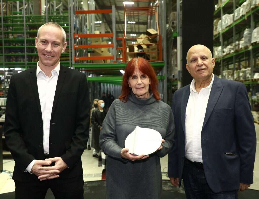 יו"ר מפעל הפיס, רו"ח אביגדור יצחקי, הזוכה הגדולה בפרס ספר הביכורים של מפעל הפיס לשנת 2021, רומית סמסון, שר התרבות והספורט, חילי טרופר. קרדיט | סיון פרג'