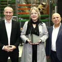 יו"ר מפעל הפיס, רו"ח אביגדור יצחקי, הזוכה הגדולה בפרס ספיר לספרות של מפעל הפיס לשנת 2021, הילה בלום, שר התרבות והספורט, חילי טרופר. קרדיט | סיון פרג'