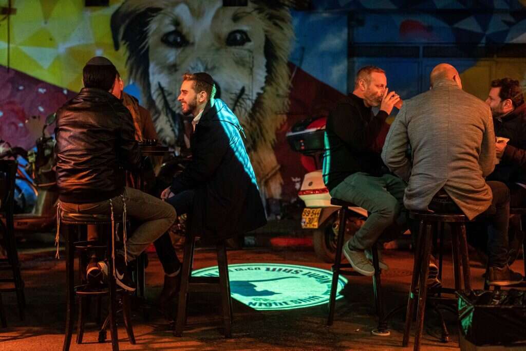 ויקה שישקו. | אבישג שאר–ישוב