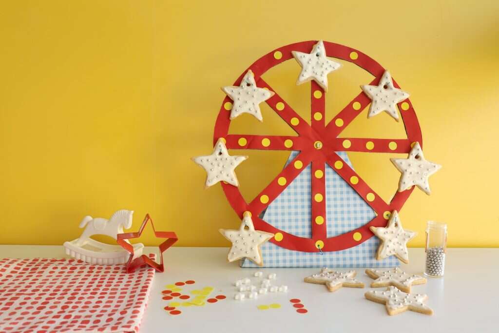 עוגיות תבלינים כוכבים על גלגל ענק. | אפרת ליכטנשטט