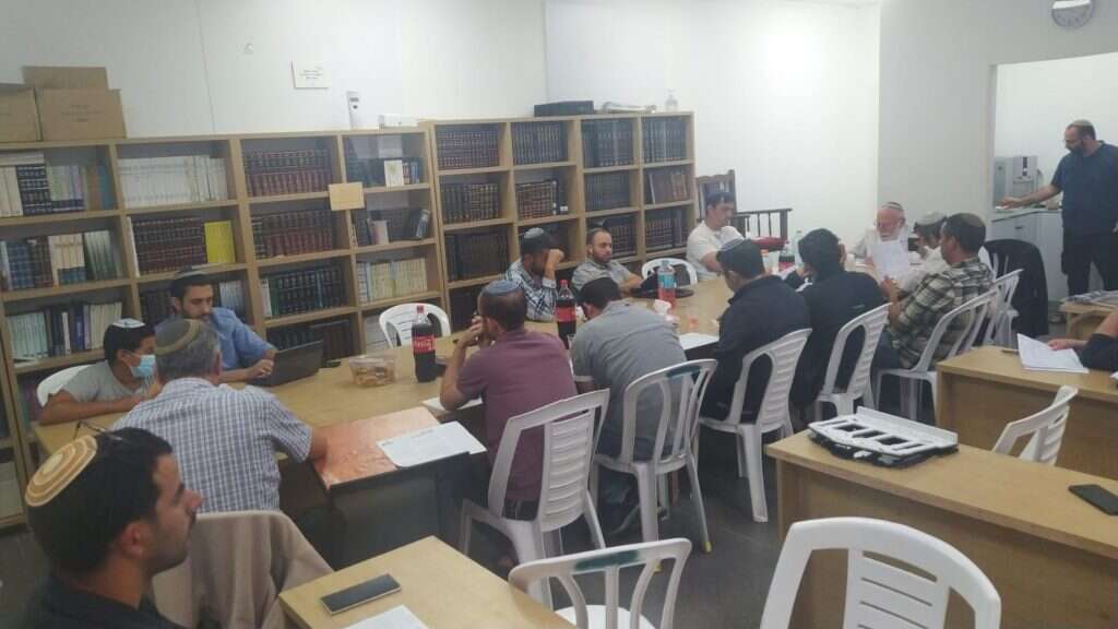 הרב גריננברג בשיעור במושב שוקדה הרב גריננברג בשיעור במושב שוקדה