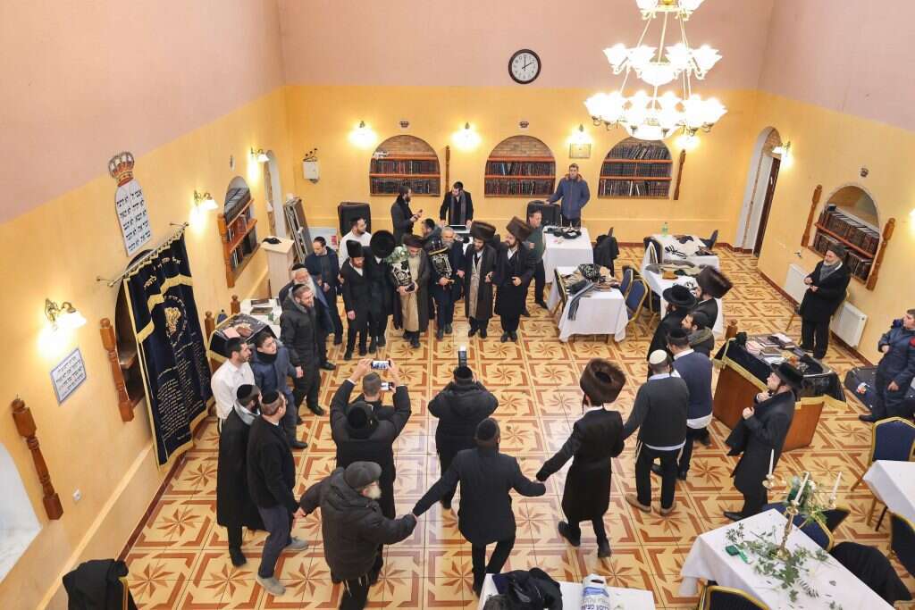 ריקודים בבית הכנסת. | ישי ירושלמי