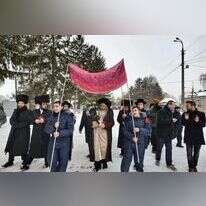 בני המשפחות עם ספר התורה בדרך לבית הקברות. | ישי ירושלמי