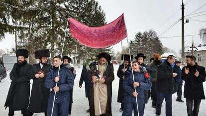 בני המשפחות עם ספר התורה בדרך לבית הקברות. | ישי ירושלמי