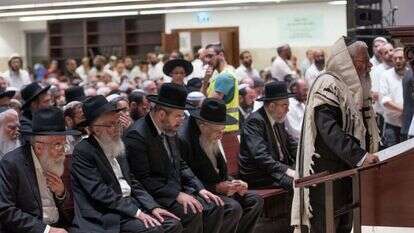 טקס פתיחה של ישיבת הר המור בשכונת הר חומה שב ירושלים. יושבים מימין:  הרב טאו , הרב דוד לאו , הרב  עמיאל שטרנברג , הרב מרדכי שטרנברג. | : יונתן זינדל/פלאש90