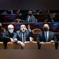 ראש הממשלה נפתלי בנט וח"כ יום-טוב כלפון במליאה בתום הדיון על חוק החשמל. | יונתן זינדל/פלאש90