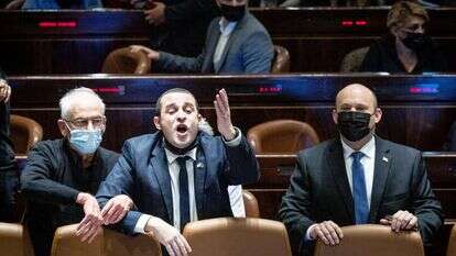 ראש הממשלה נפתלי בנט וח"כ יום-טוב כלפון במליאה בתום הדיון על חוק החשמל. | יונתן זינדל/פלאש90