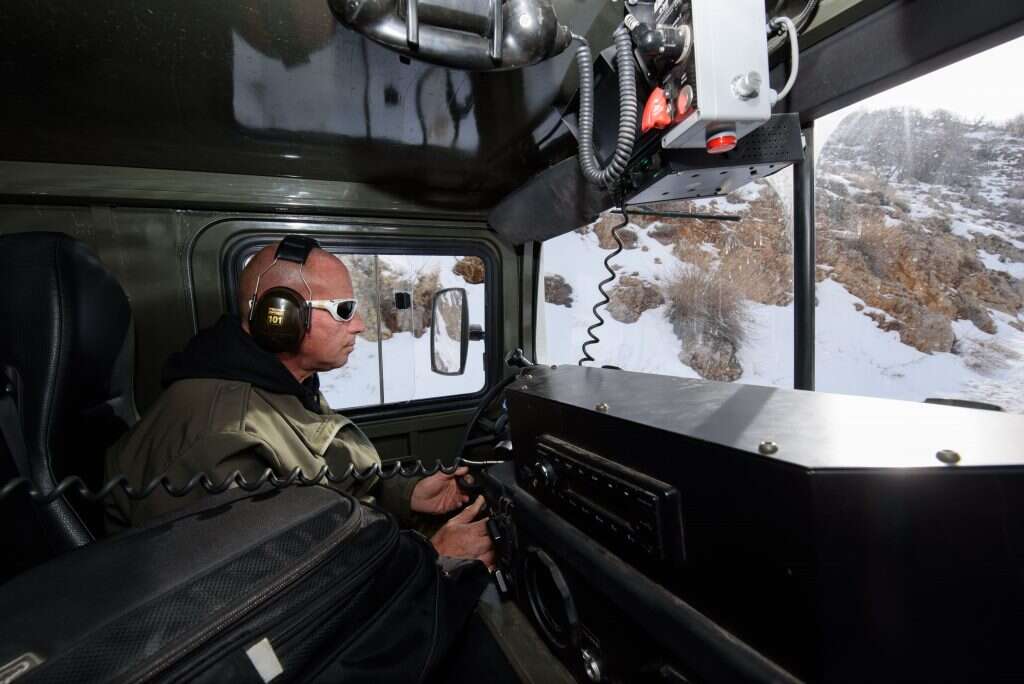 נסיעה ברכב שלג מסוג BV. | אייל מרגולין, ג׳יני נסיעה ברכב שלג מסוג BV. | אייל מרגולין, ג׳יני
