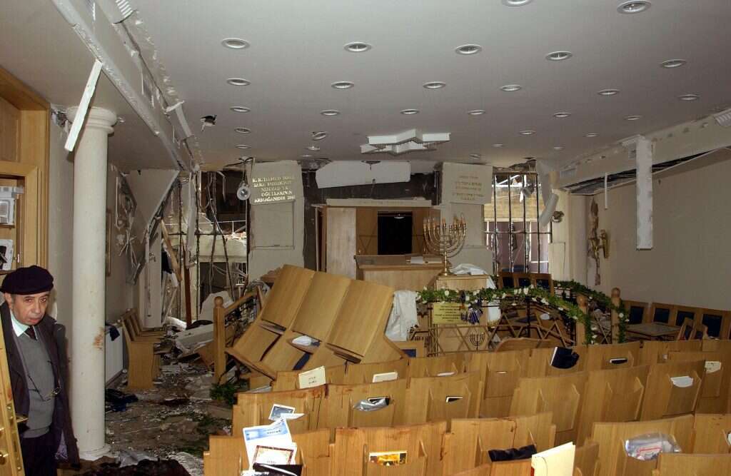 שבת שחורה. בית הכנסת נווה שלום באיסטנבול לאחר פיגוע אל־קאעידה, 2003. | גטי אימג'ס