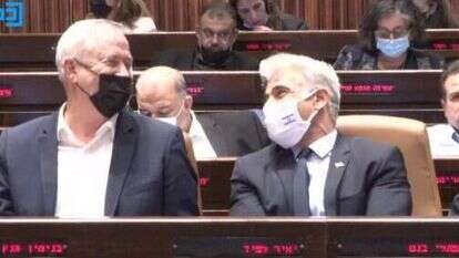 לפיד וגנץ בכנסת, בערב של התרסקות המסוק. | מסך: ערוץ הכנסת