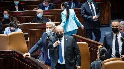 ראש הממשלה נפתלי בנט מתווכח במליאת הכנסת בעת ההצבעה על הכשרת ההתיישבות הבדואית בנגב ("חוק החשמל"). | יונתן זינדל, פלאש 90