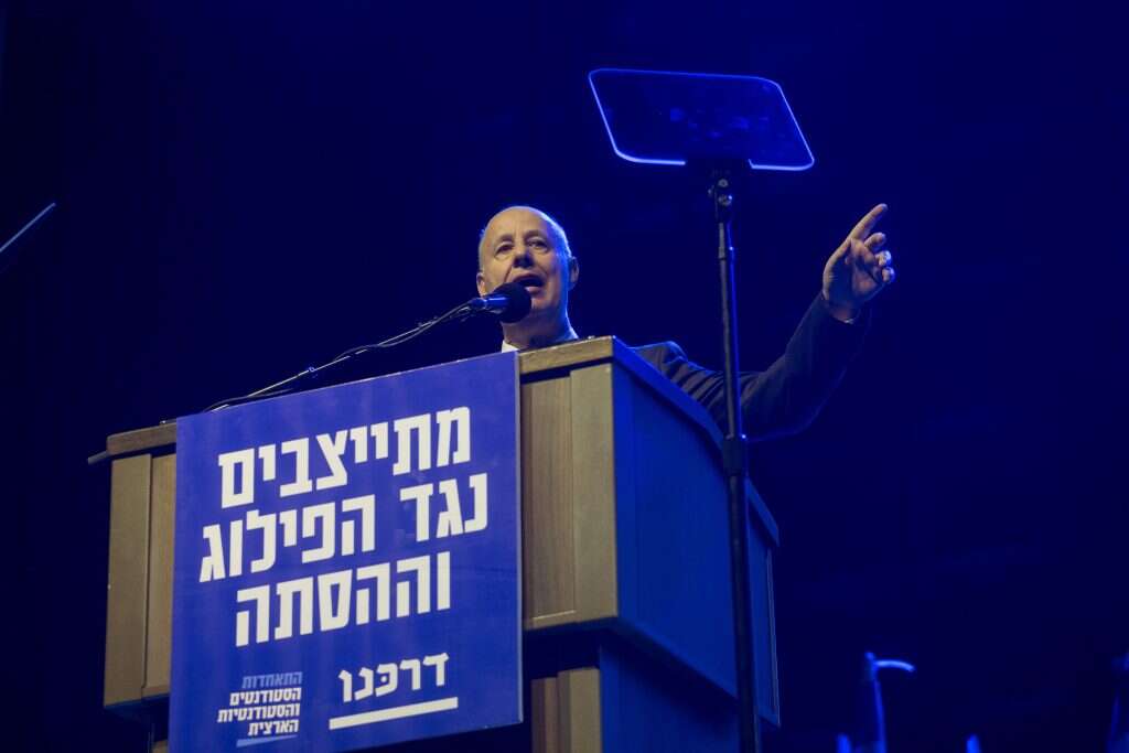 הנאום והזמבורות . צחי הנגבי מנסה לנאום בעצרת לזכר רבין, 2018. | מרים אלסטר, פלאש 90