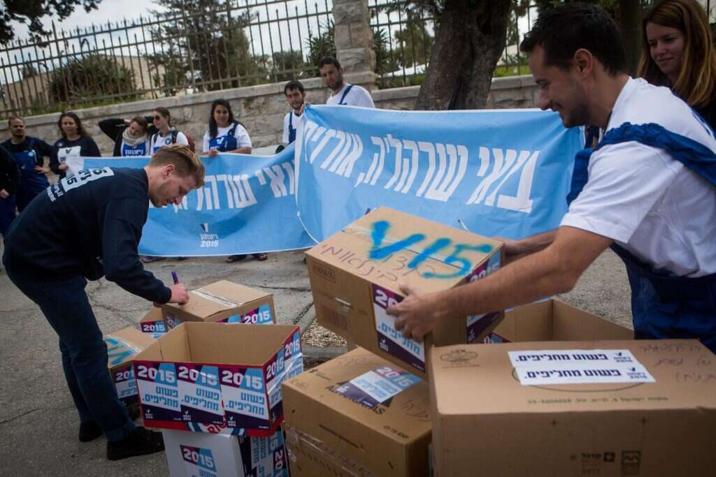 "היה שם קסם אנושי ואזרחי שמילא אנשים בתקווה". פעילי  V15. | מרים אלסטר, פלאש 90