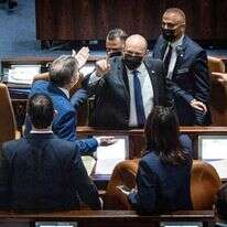 בנט מתעמת עם ח"כים מהליכוד בהצבעה על חוק החשמל. | יונתן זינדל, פלאש 90