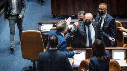 בנט מתעמת עם ח"כים מהליכוד בהצבעה על חוק החשמל. | יונתן זינדל, פלאש 90