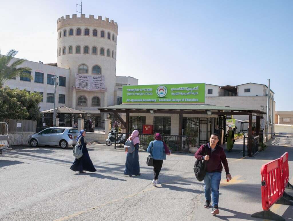 "אתה חמוש? השב"כ יודע? הצבא אישר לך?". מכללת אל־קאסמי לחינוך. | יוסי אלוני