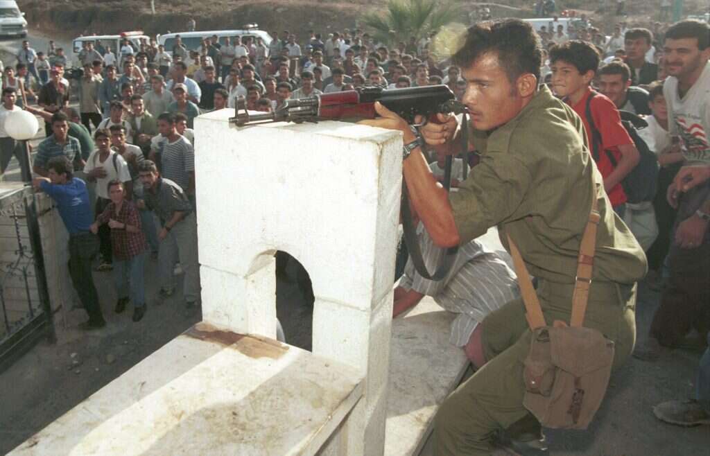"מות קדושים של יותר מתשעים פלסטינים". מהומות מנהרות הכותל, רמאללה 1996. | נתי שוחט, פלאש 90