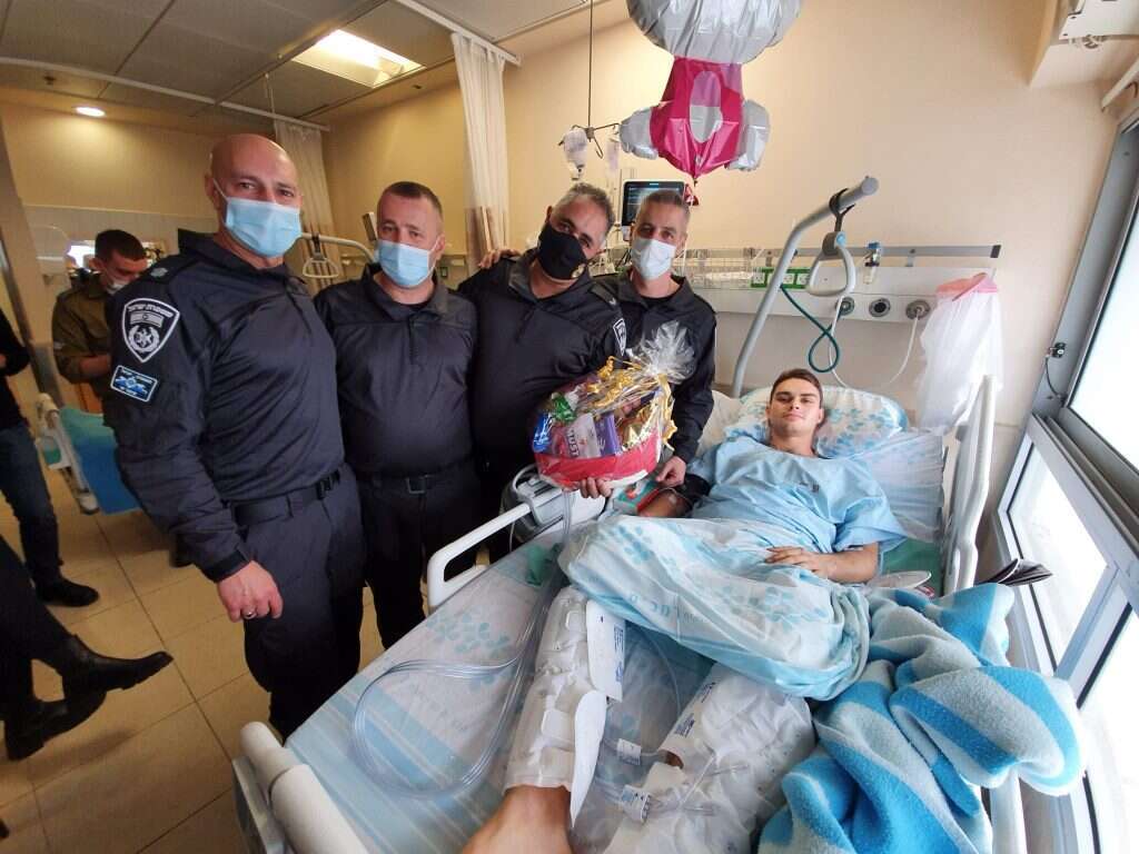 אלקבץ ומלכה (הראשונים מימין, בהתאמה) בביקור אצל סרן רון בירמן. | דוברות מחוז חוף משטרת ישראל אלקבץ ומלכה (הראשונים מימין, בהתאמה) בביקור אצל סרן רון בירמן. | דוברות מחוז חוף משטרת ישראל