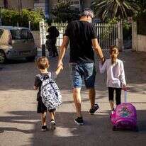 אב מלווה את ילדיו לבית ספר בירושלים. | אוליבייה פיטוסי/פלאש90