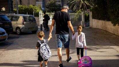 אב מלווה את ילדיו לבית ספר בירושלים. | אוליבייה פיטוסי/פלאש90