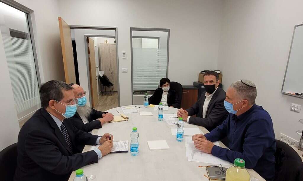 פגישת השר כהנא והפרויקטור טסלר עם חברי הועדה