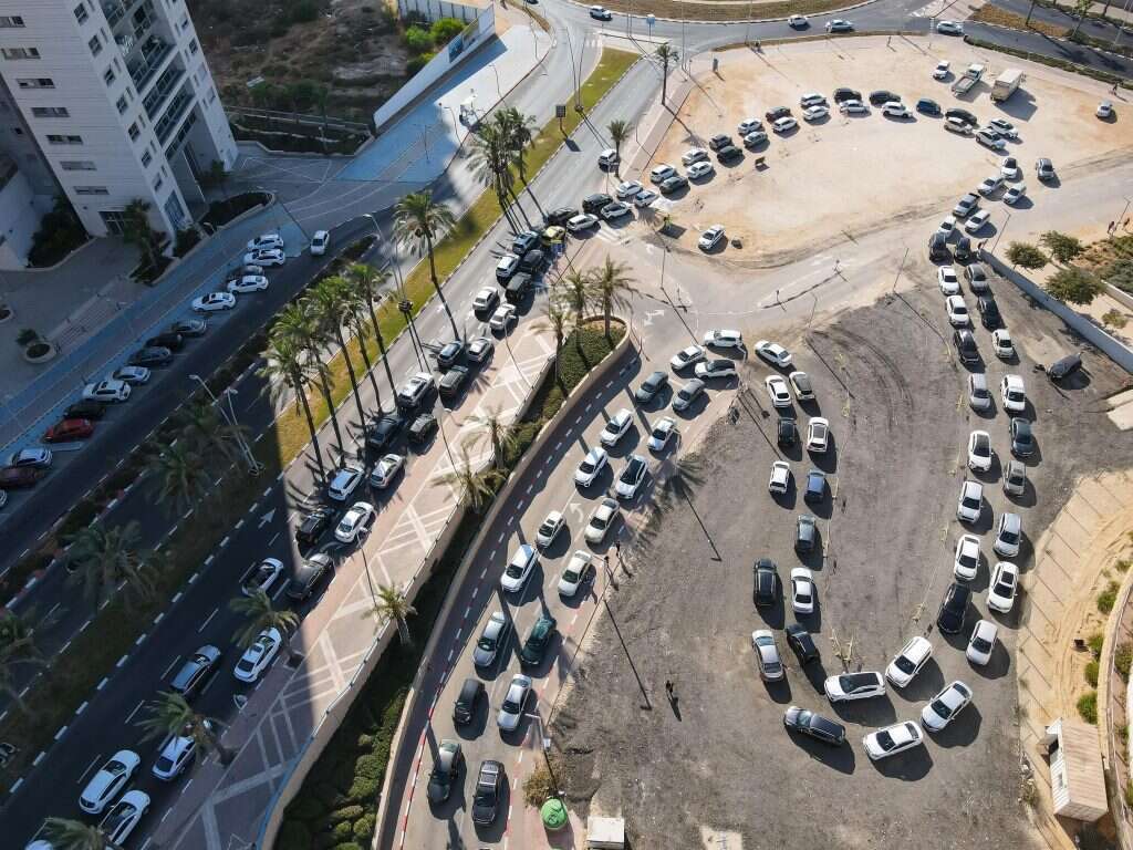 תור מכוניות לבדיקות קורונה. | לירון מולדובן
