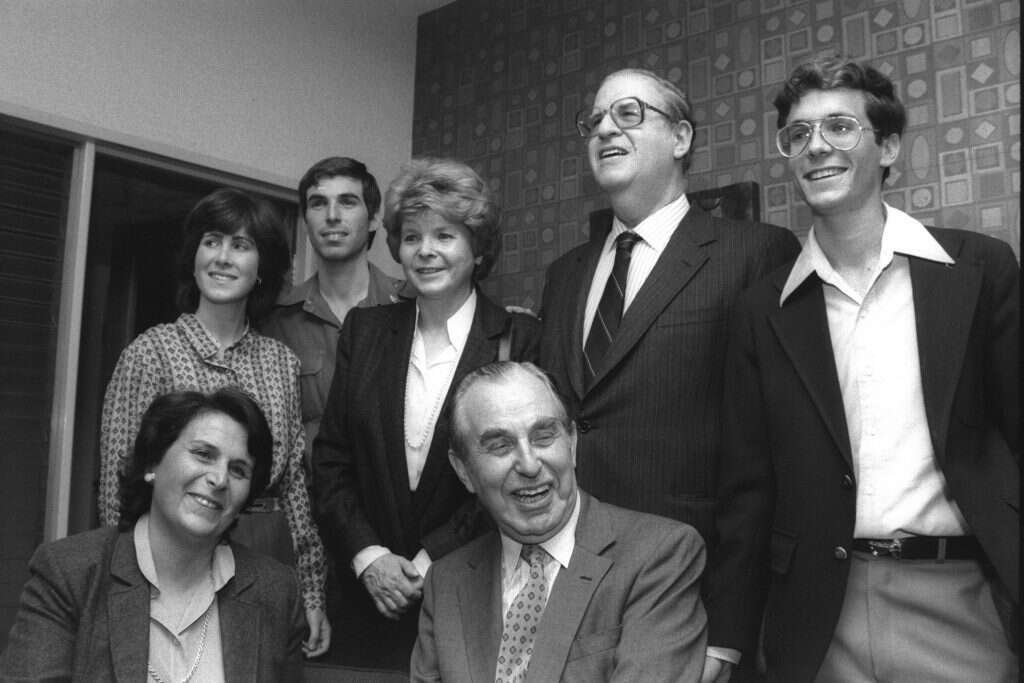 תמונה משותפת משפחת הרצוג, אורה יושבת משמאל. | גיל גולדשטיין