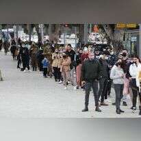 תור לבדיקות קורונה בתל-אביב. | EPA