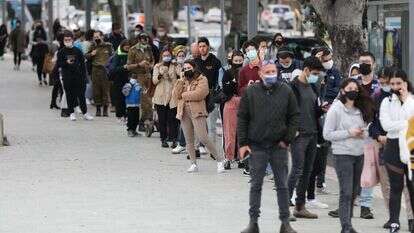 תור לבדיקות קורונה בתל-אביב. | EPA